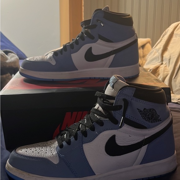 Jordan 1 Retro High White University Blue - Picture 1 of 3